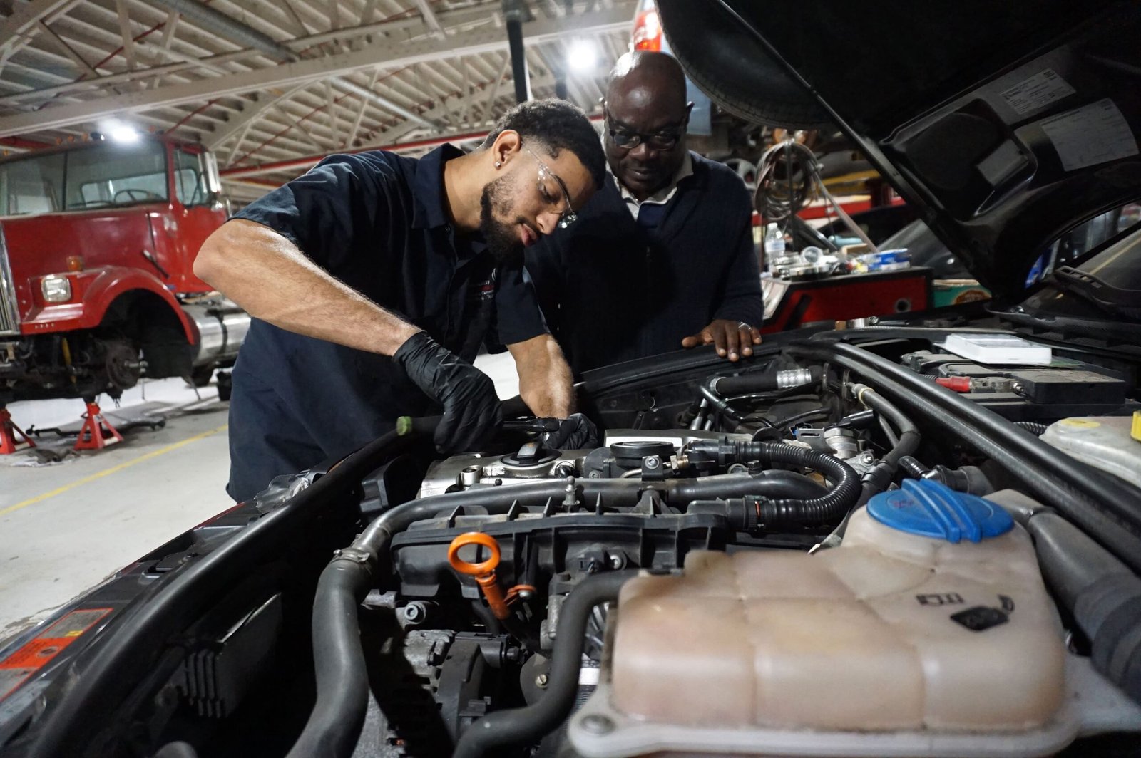 Mécanicien au travail